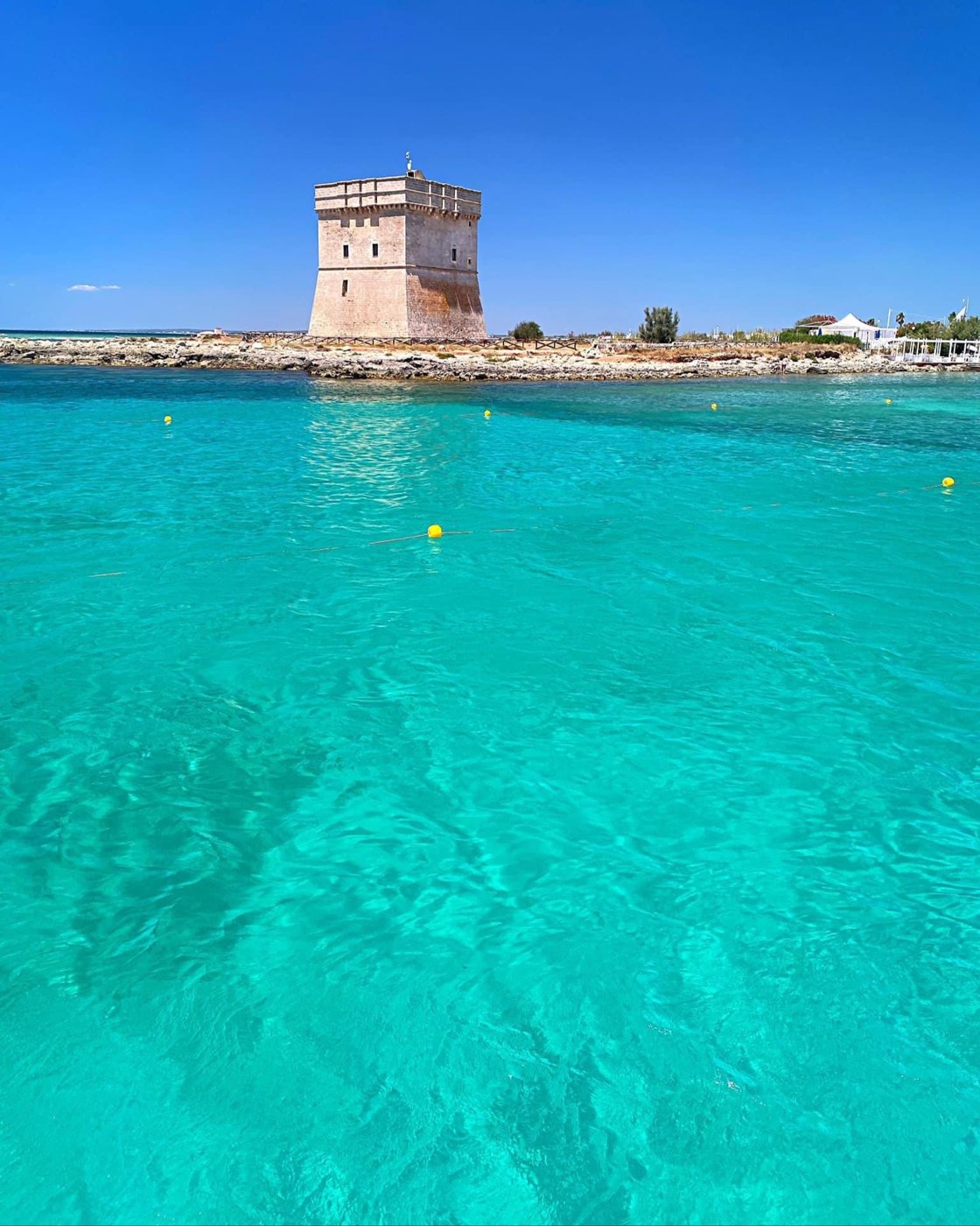 La torre e le acque turchesi del Salento