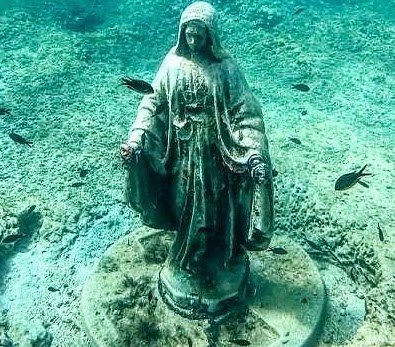 La Madonnina sommersa: il mare, sotto la superficie.