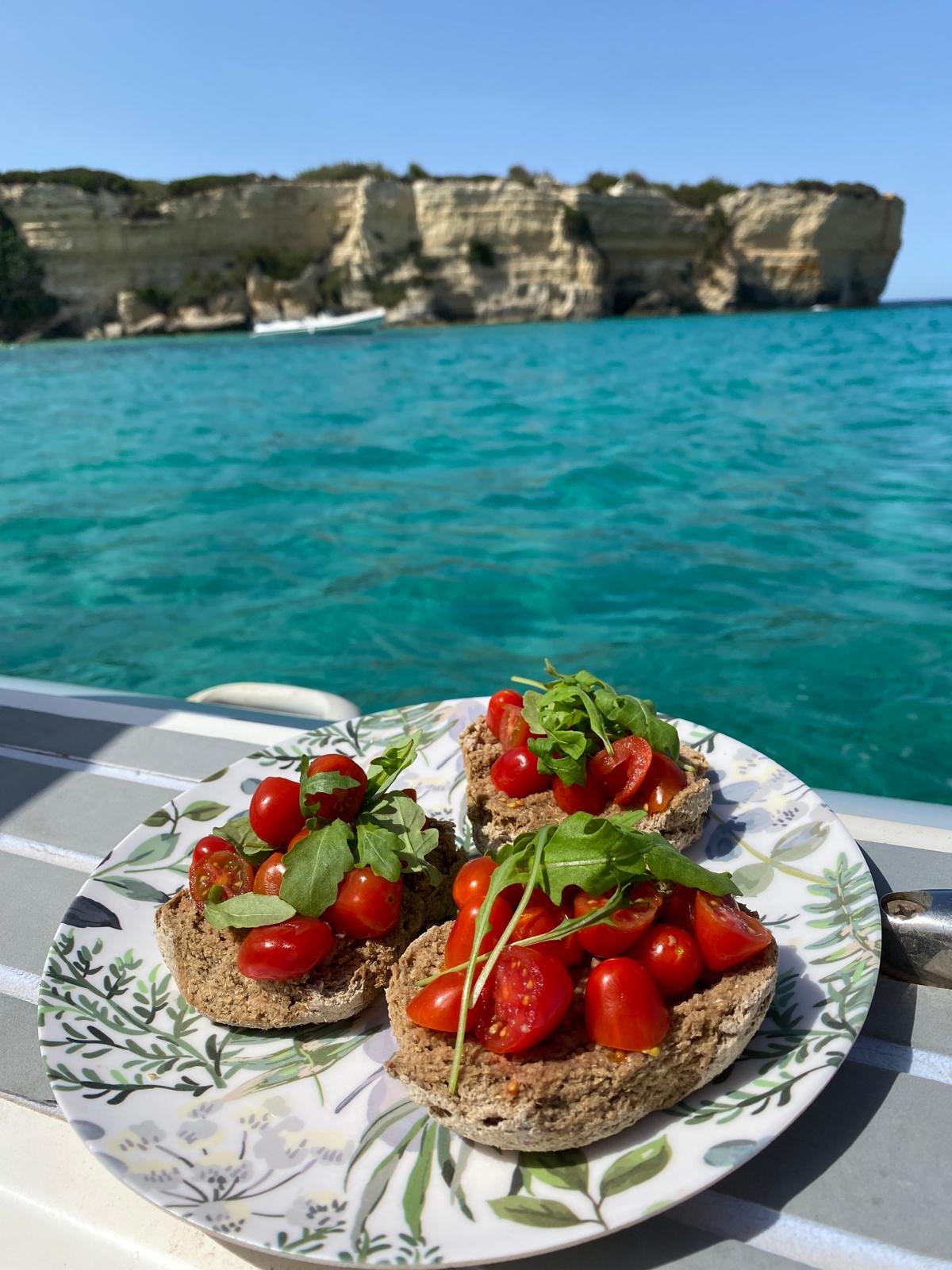 Friselle e acqua turchese: il gusto del Salento.