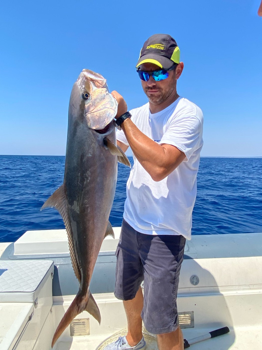 Francesco con una ricciola durante un’uscita di pesca